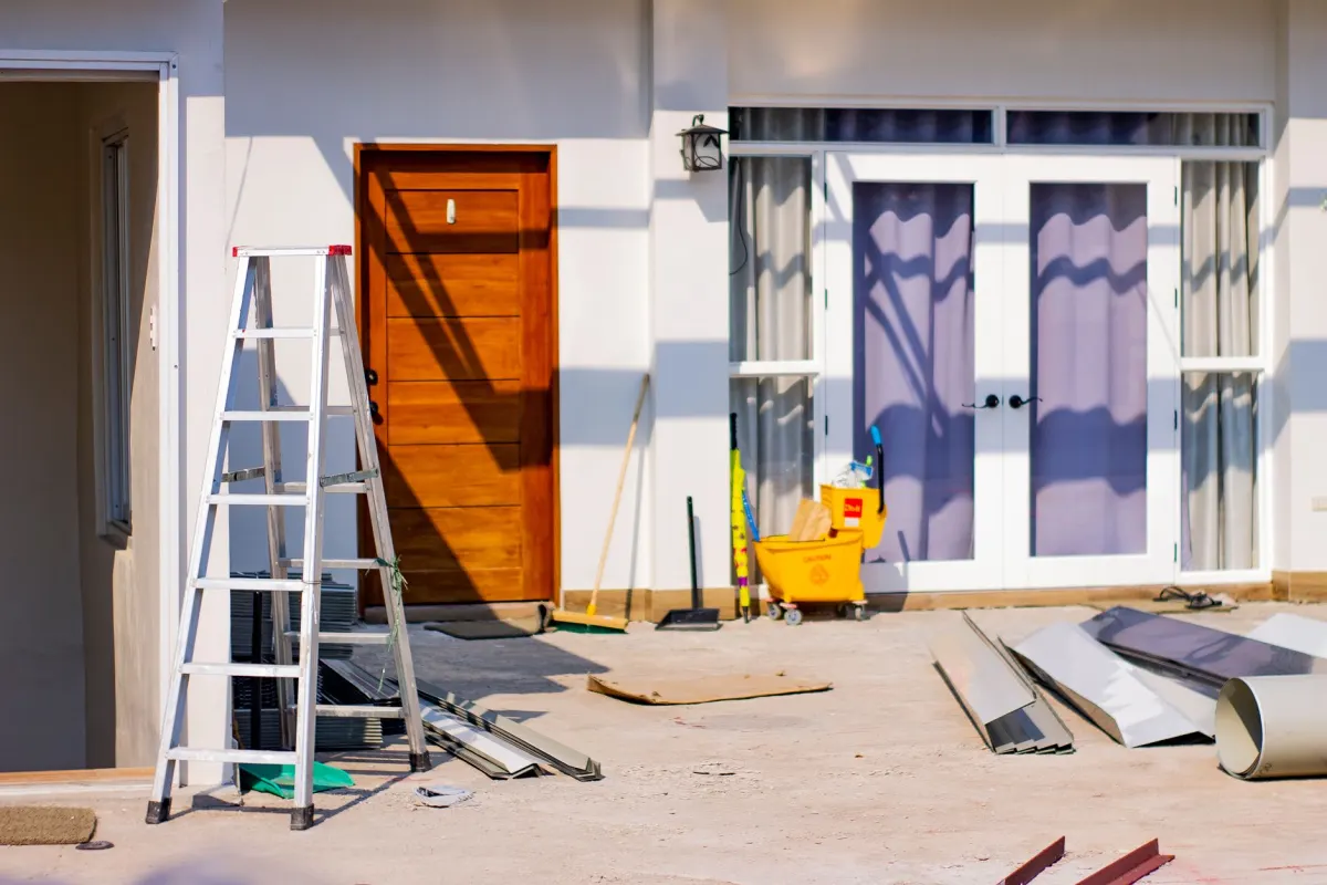 Ladder tegen een woning voor buitenschilderwerk